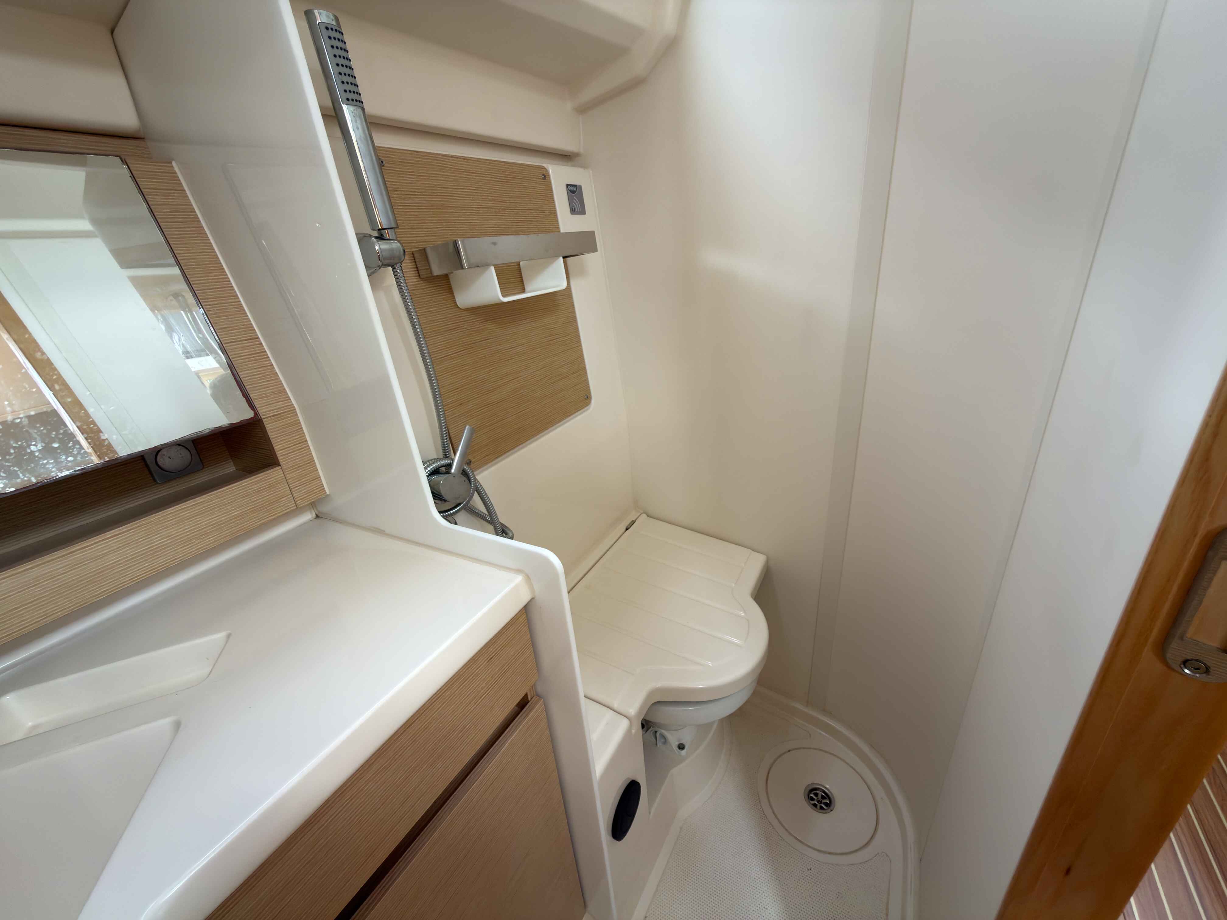 hanse-388-shower
